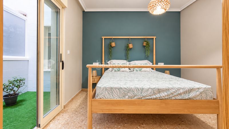 Foto 867622d8-23d8-4241-97d7-81f4e645e78c. Planta baja  con patio privado, garaje y suite con vestidor el en Elche / Elx