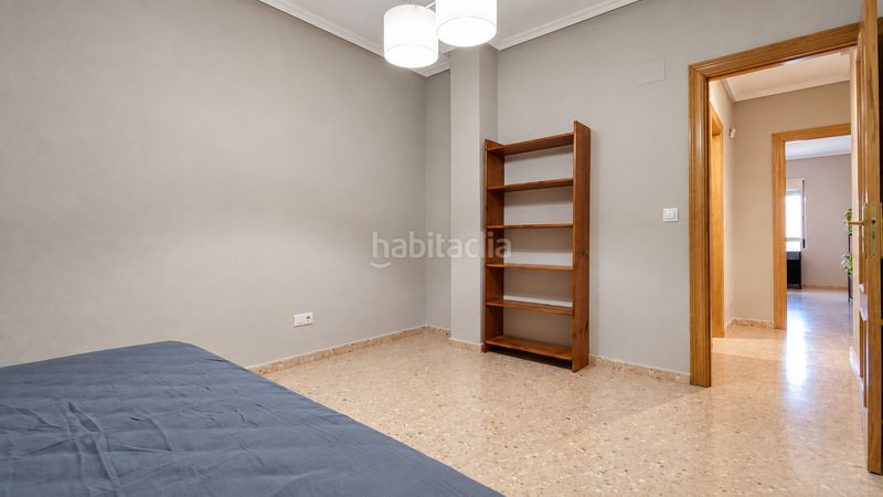 Foto a95d17a0-b302-4341-9fbe-edcb013eaed8. Planta baja  con patio privado, garaje y suite con vestidor el en Elche / Elx
