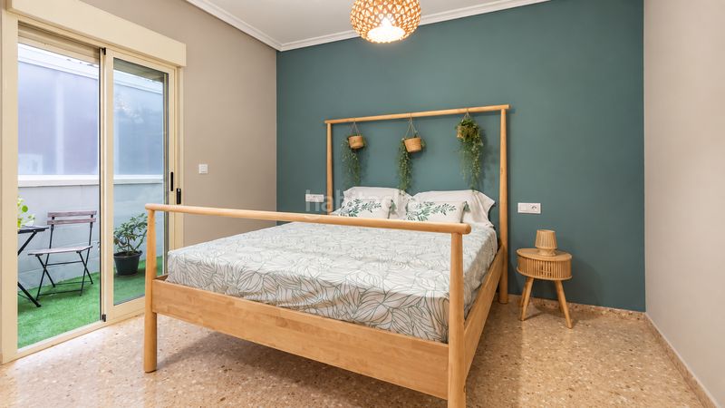 Foto cd98bf09-92e1-4f71-b834-6d7e8ece5568. Planta baja  con patio privado, garaje y suite con vestidor el en Elche / Elx