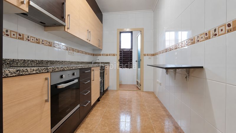 Foto ce5a3fd6-bc36-4eb0-b8b3-6525ca16c318. Planta baja  con patio privado, garaje y suite con vestidor el en Elche / Elx