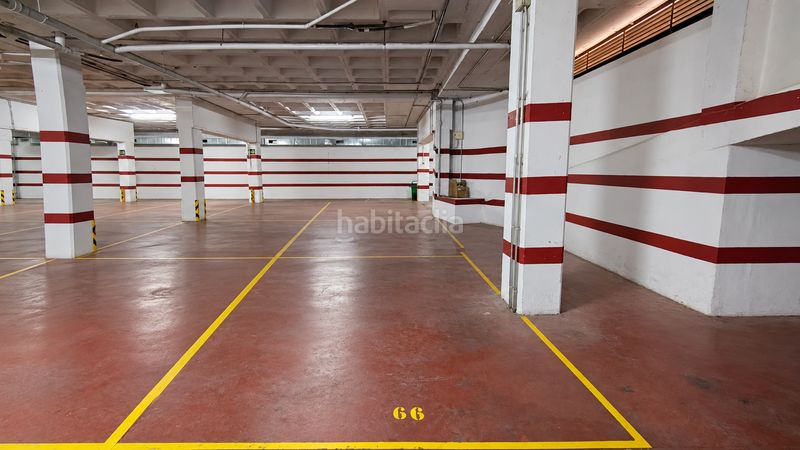 Foto d0bf5935-f61a-4411-8e0a-cda185efc345. Planta baja  con patio privado, garaje y suite con vestidor el en Elche / Elx