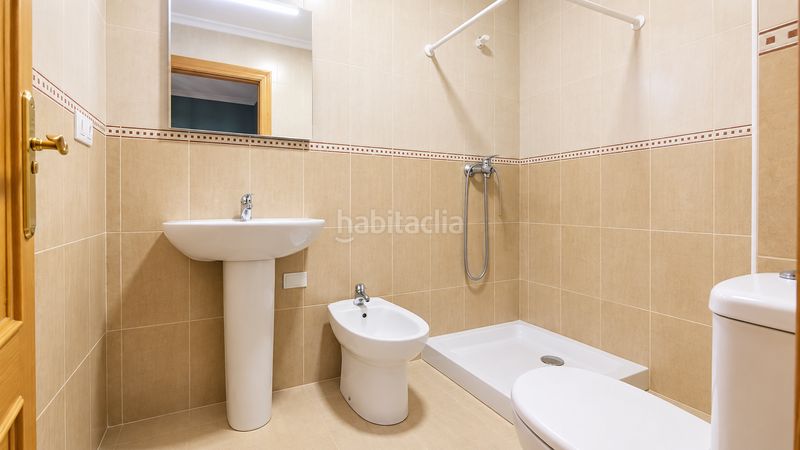 Foto d40b7158-3b8e-4837-adf9-30a3b28b300d. Planta baja  con patio privado, garaje y suite con vestidor el en Elche / Elx