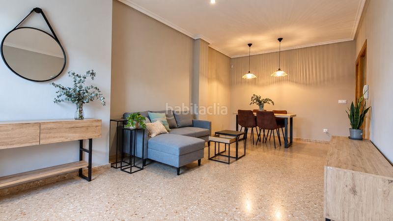 Foto e9bf7bfb-e196-4846-9870-1c7d2c5eda7b. Planta baja  con patio privado, garaje y suite con vestidor el en Elche / Elx