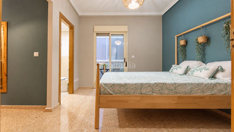 Foto f4df824e-0eb7-498b-b2b8-6c5c30eb2846. Planta baja  con patio privado, garaje y suite con vestidor el en Elche / Elx