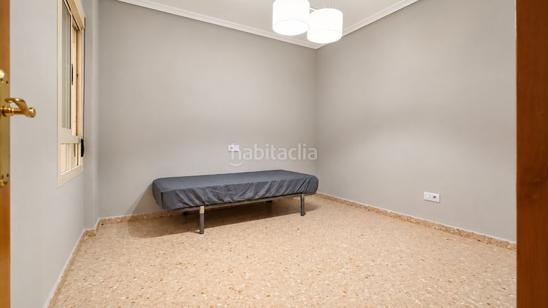 Foto fcc037a4-4a9d-4996-a920-022b3f9ec6cf. Planta baja  con patio privado, garaje y suite con vestidor el en Elche / Elx