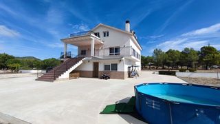 Maison à Onil. Casa de campo independiente en onil con más de 10.000 m, olivar,
