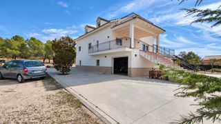 Maison à Onil. Casa de campo independiente en onil con más de 10.000 m, olivar,