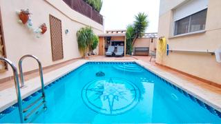 Chalet in Eixample. Exclusivo chalet adosado esquinero con piscina y vistas en el en