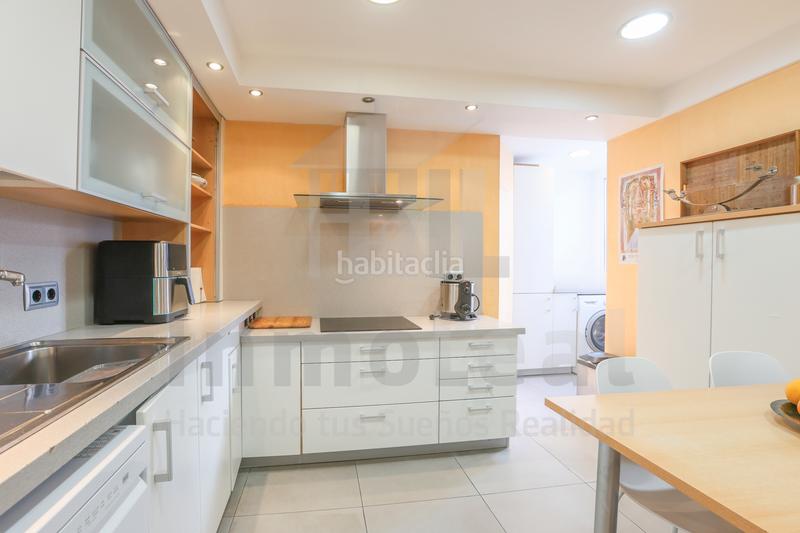 Foto 4f505a54-0688-45c8-bed7-8678c6ed8165. Pis amb aparcament a Triana Oeste Sevilla