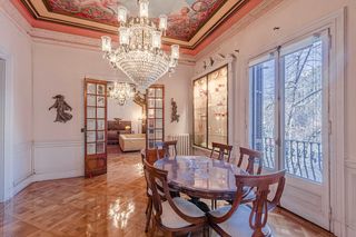 Pis a Dreta de l�Eixample. Finca regia modernista y esquinera en quadrat d or