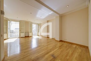 Pis en Recoletos. Exclusiva vivienda junto a la plaza de la independencia.
