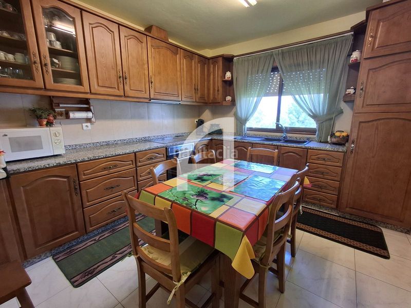Foto 486ff2fd-8f9f-4fcf-9eef-fb1cdf3df1e4. Casa amb aparcament a Alcabre Vigo