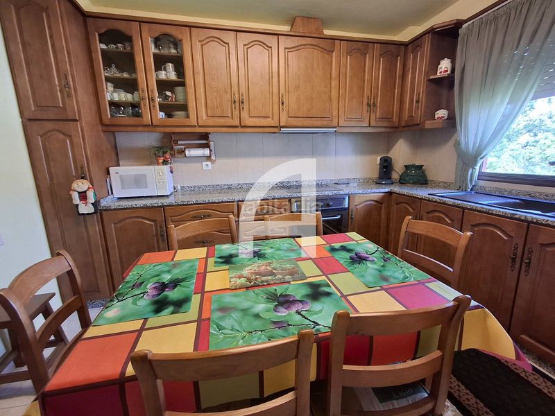 Foto a2c6cd6d-36c4-402c-a258-c3d0c4c655f4. Casa amb aparcament a Alcabre Vigo