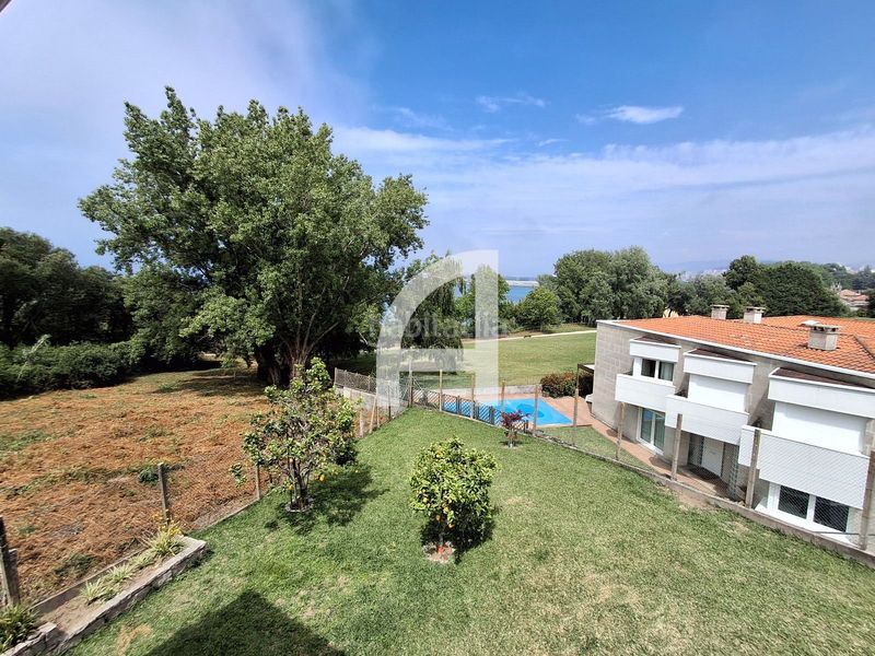 Foto d8fae286-54b2-4aba-b5a8-91c4b2202890. Casa amb aparcament a Alcabre Vigo