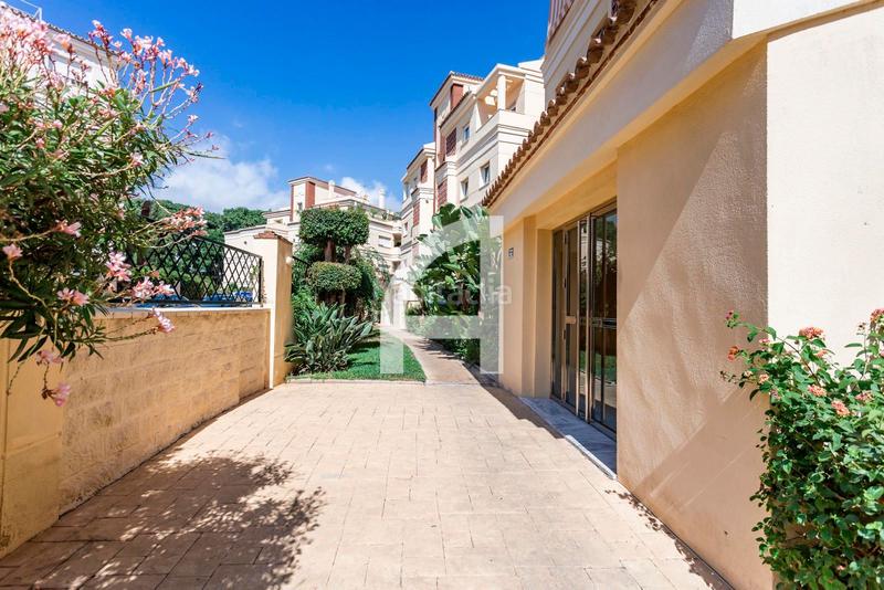 Foto aedcabfb-ae32-4ac9-9c03-8a99fd41fcd9. Pis a babor 1 a Zona Centro Comercial Torrequebrada Benalmádena