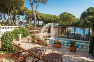 Maison  De la playa. Casa en primera línea de playa en urb. cabopino de marbella