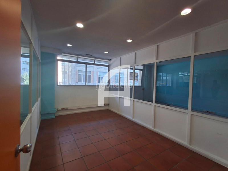 Foto c03230f2-d7d1-4b3f-94a7-a77d837de0fe. Location bureau dans Plaza España - Corte Inglés Vigo