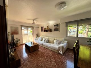 Appartement à Quart de Poblet. Piso de 4 dormitorios, 2 baños, ascensor, garaje y trastero.