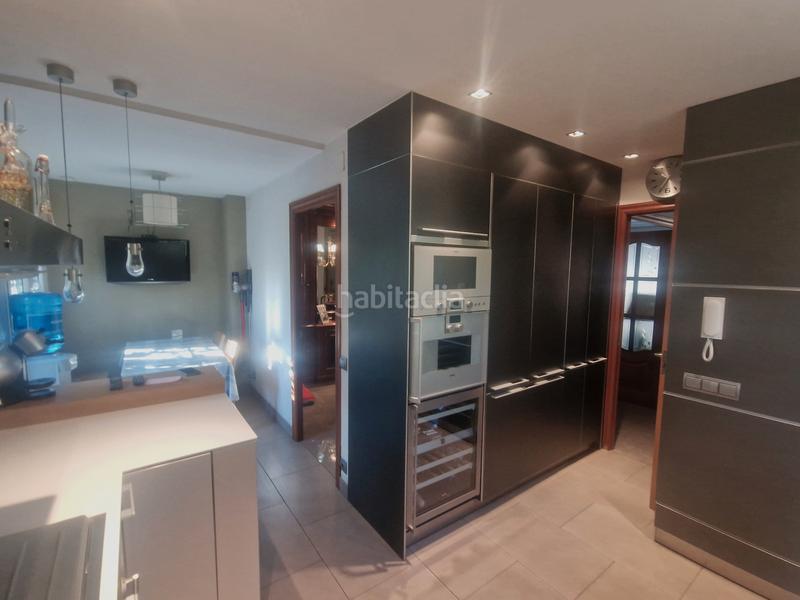 Foto 31f5a0ce-ae43-44e4-8f6a-0c108d2f1198. Casa aparellada amb xemeneia calefacció aparcament a Cerdanyola del Vallès