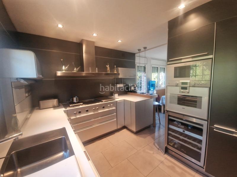 Foto a3f182f6-d756-41f9-b3da-4d5da0f3c54f. Casa aparellada amb xemeneia calefacció aparcament a Cerdanyola del Vallès