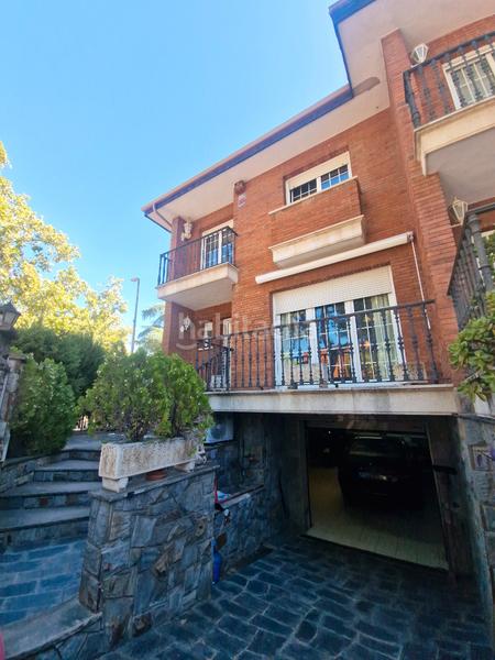 Foto be7c0327-a7ee-45bf-a4f5-bdb06a47dfb6. Casa aparellada amb xemeneia calefacció aparcament a Cerdanyola del Vallès