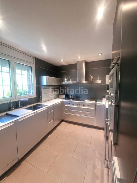 Foto d1d1fe49-c8ed-47eb-a9cd-7805e40cff93. Casa aparellada amb xemeneia calefacció aparcament a Cerdanyola del Vallès