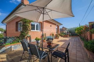 Haus  Carrer de cubelles. Casa en venta en rubí