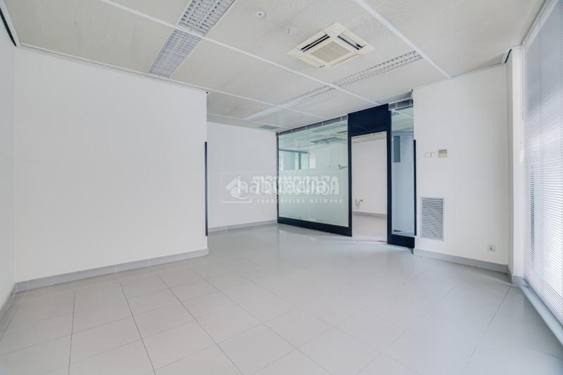 Foto 00288720-c61d-4b0f-81bc-fa03af47539d. Alquiler local comercial  en alquiler en Rubí