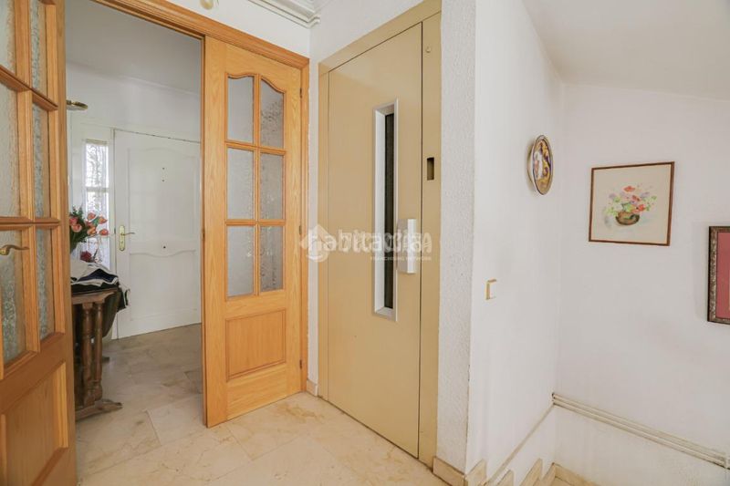Foto 100f6fce-f5c5-462b-9cc5-d5789bbd7a24. Casa aparellada amb calefacció aparcament a Zona Nord Rubí