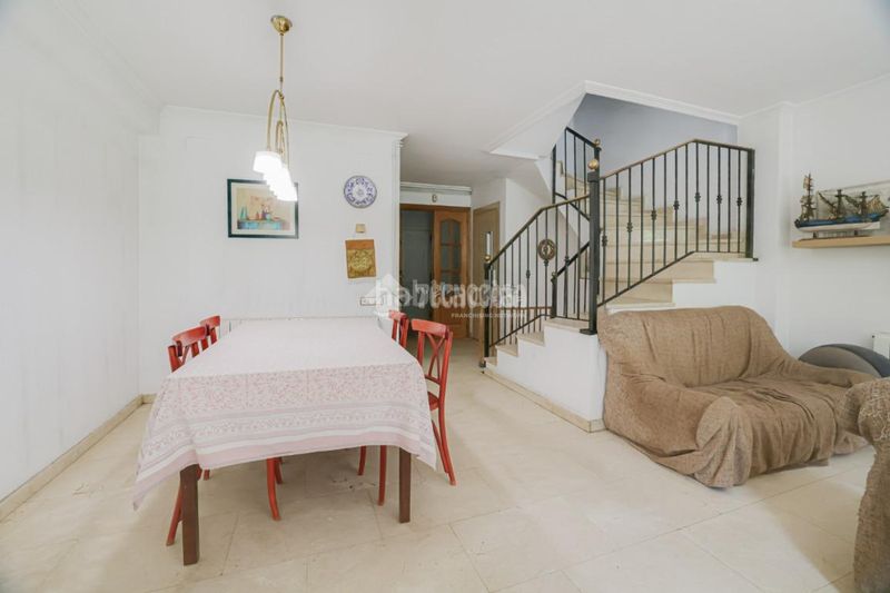 Foto 5efdf5a5-6d4e-488a-b3b0-543da7cee6b1. Casa aparellada amb calefacció aparcament a Zona Nord Rubí