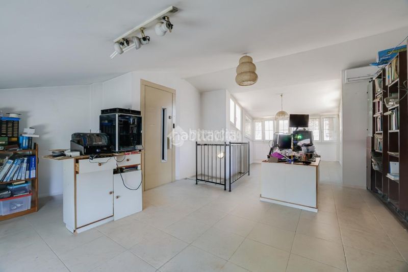 Foto c15986d5-b57a-4a1c-93c5-93724e13c920. Casa aparellada amb calefacció aparcament a Zona Nord Rubí