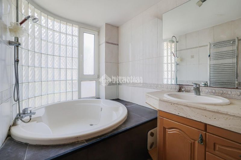 Foto e1062385-d58d-4ae0-85cd-52aa2b084392. Casa aparellada amb calefacció aparcament a Zona Nord Rubí