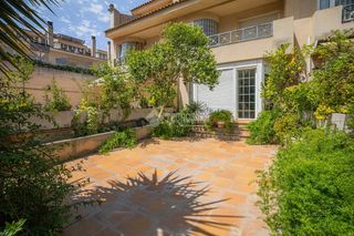 Casa aparellada  Carrer del xaloc. Casa en venta en rub�