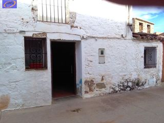 Maison à Alpuente. A la venta casa, parcela y huerto en la almeza alpuente