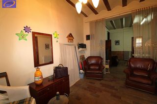 House in Utiel. Casa de pueblo con bodega y cambra en el corazon de utiel por 11