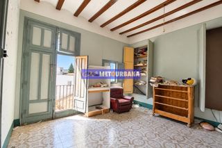 Maison à Utiel. Casa con buhardilla y bodega en utiel