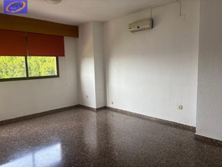 Miete Etagenwohnung in La Constitución-Canaleta. Piso cómodo cerca de parada de metro mislataalmassil