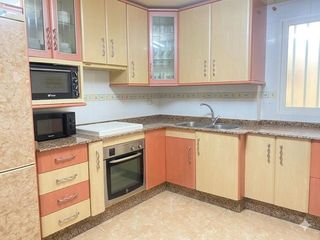 Appartamento in Águilas. Pisazo con 4 dormitorios, patio y garaje