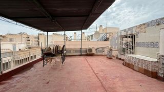 Casa a Casco Antiguo. Planta baja en esquina con terraza y muchas posibilidades