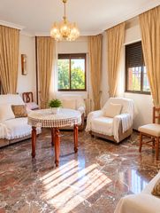 Casa  Plaza de bel�n. �amplia casa en esquina junto a plaza de bel�n, con gran garaje,