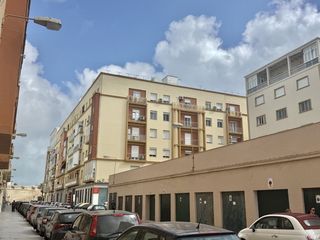 Pis  Calle nuestra sra perpe socorro. Amplia vivienda en calle santa maría del mar cádiz