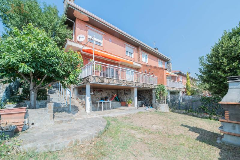 Foto 4b2cac6e-74ff-45c4-863f-02219f5a0450. Casa aparellada amb calefacció aparcament a Miraflores de la Sierra