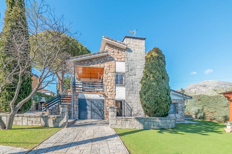 Foto bfe228da-a704-4161-b134-382c8ee823f1. Xalet amb xemeneia aparcament a Manzanares el Real