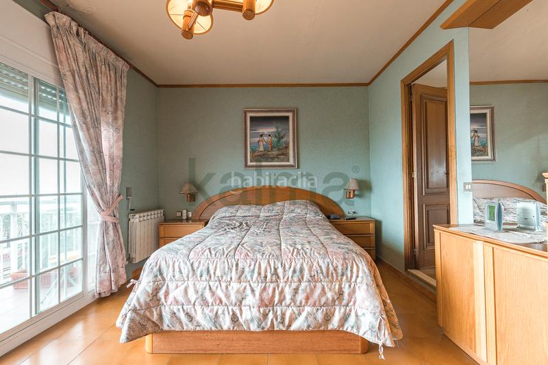 Foto 27a70b6b-ddff-4517-b0ef-0b9c4b39b8b8. Duplex with fireplace heating parking in Centre Mataró