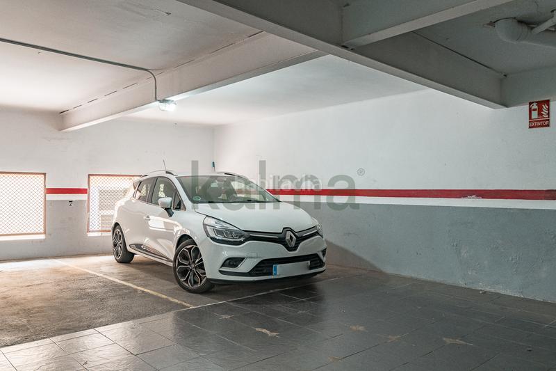 Foto 8f639363-086b-499b-9f09-5d51d9f867a9. Duplex with fireplace heating parking in Centre Mataró