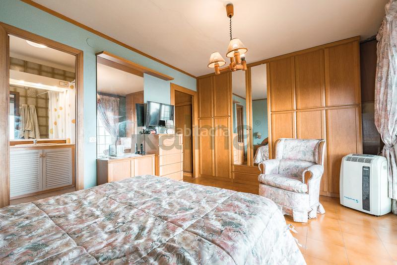 Foto f18249bb-0523-49e7-8a20-0026e8e988d2. Duplex with fireplace heating parking in Centre Mataró