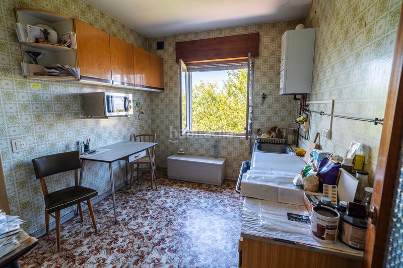 Foto df39c554-998b-43d5-be0e-5e97fc47c7d2. Casa adosada  en venta en av. buenavista en Siero