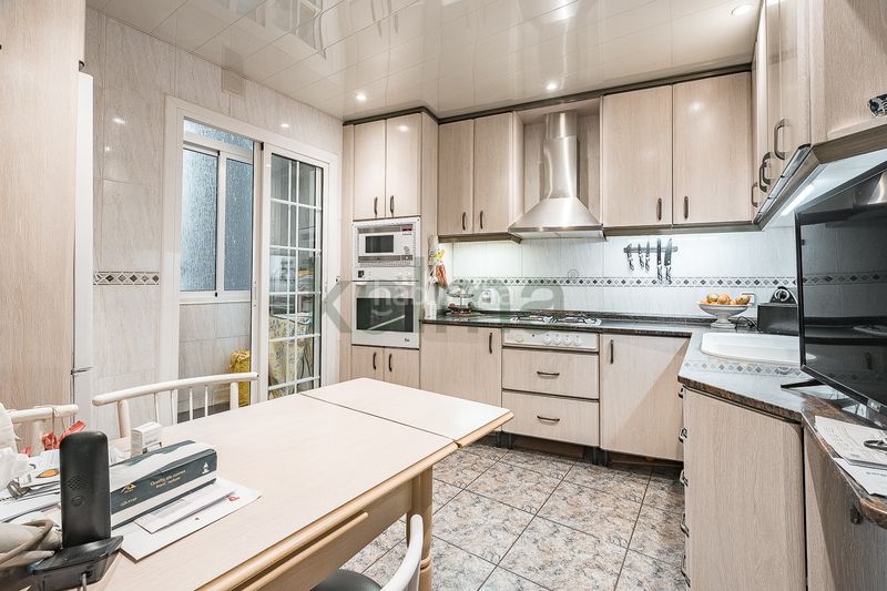 Foto e6bc357d-75ba-401f-8e65-665202741e4b. Pis amb calefacció aparcament a Sants Barcelona