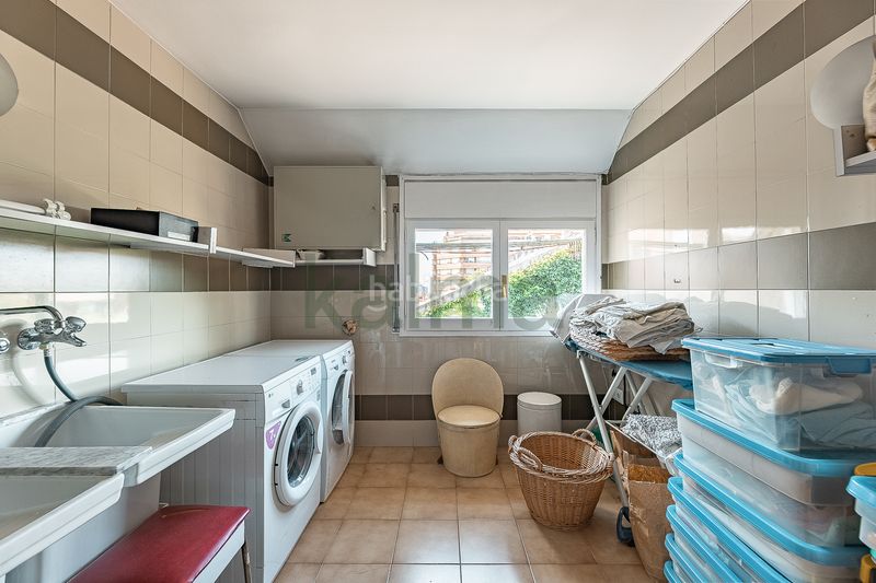 Foto 8fa404e9-4355-49b5-b450-910788b66e77. Casa adossada amb calefacció aparcament piscina a Terrassa