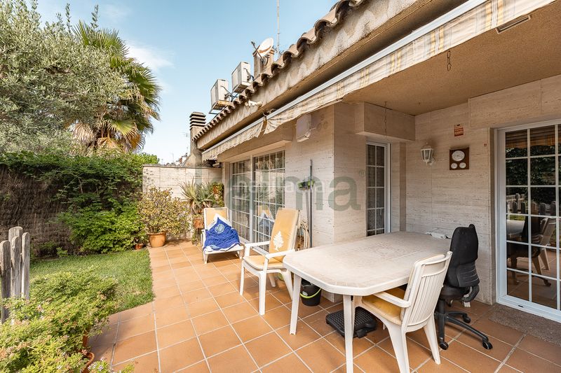 Foto a28bf238-921b-4466-b12d-0f848111a658. Casa adossada amb calefacció aparcament piscina a Terrassa